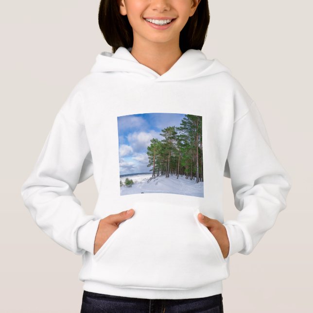 Camiseta Floresta de pinheiros perto da costa marítima da L (Frente)