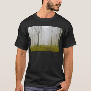 Camiseta Floresta fantasia com neblina e folhagem amarela