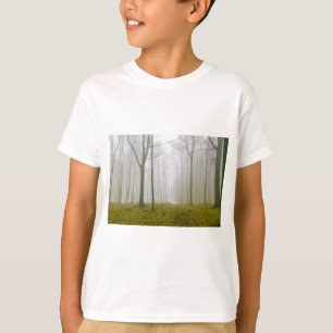 Camiseta Floresta fantasia com neblina e folhagem amarela