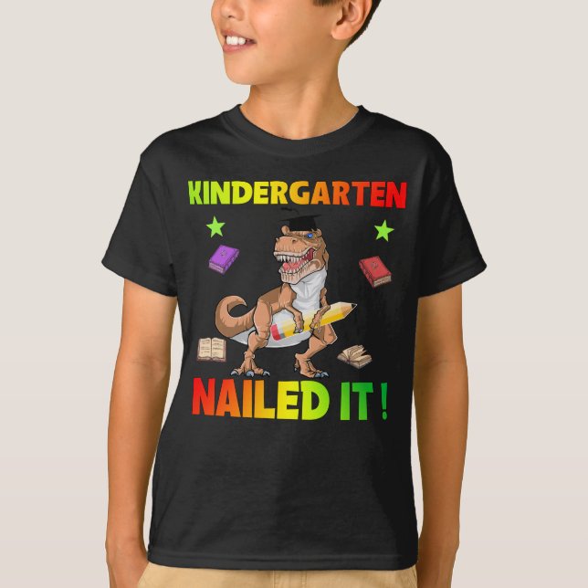 Camiseta Flossing Oferta do Boné de formatura do Kindergart (Frente)