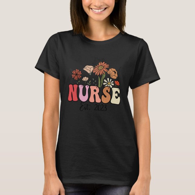 Camiseta Flowers Groovy Retro Nurse Est2023 Nursing School  (Frente)