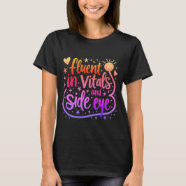 Camiseta Fluent in Vitals e Side Eye Nurse