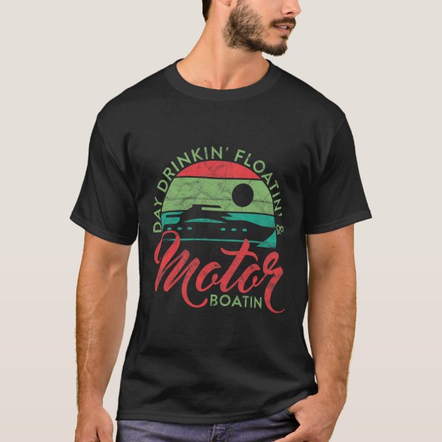 Camiseta Flutuando Bebendo Durante o Dia e Pilotando Barco  (Frente)
