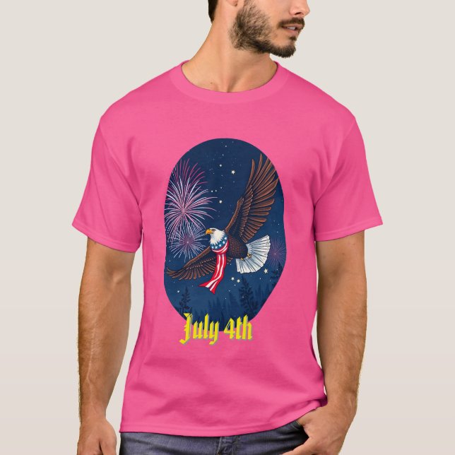 Camiseta Flying Bald Eagle with USA Flag Scarf & Fireworks (Frente)