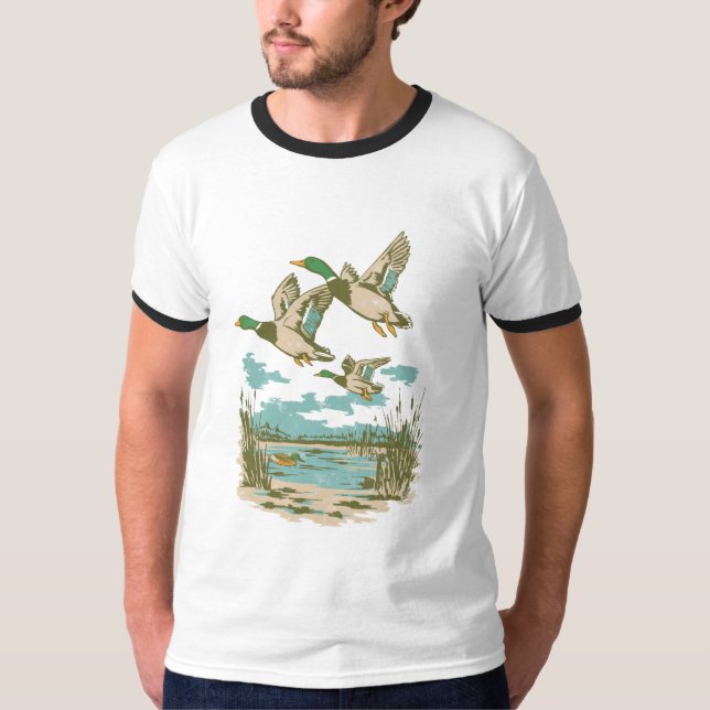 Camiseta Flying Ducks Wetland Wildlife Nature Hunting Outdo (Frente)