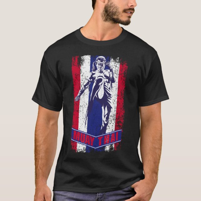 Camiseta Flying Knee Strike Muay Thai Fighter Thailand Flag (Frente)