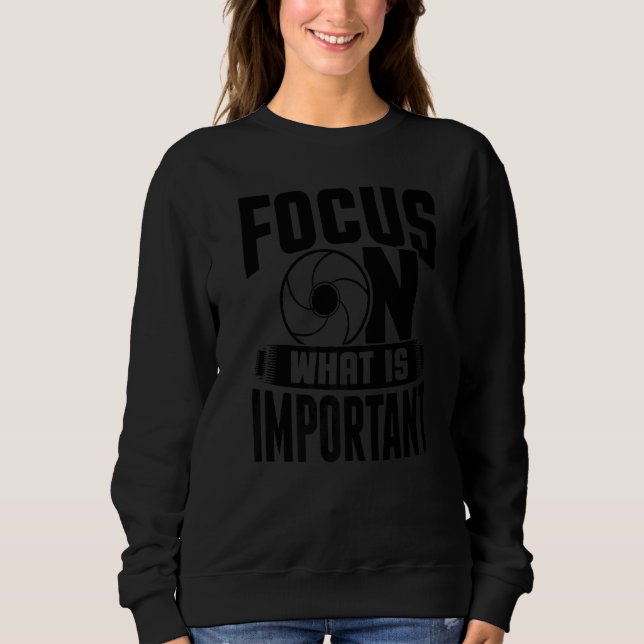 Camiseta Focus On What Is Important Photographer Camera  2 (Frente)