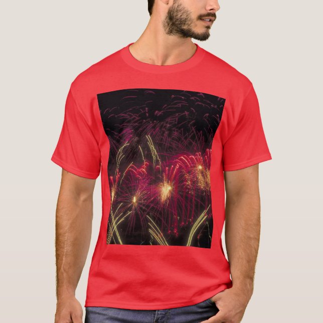 Camiseta Fogos-de-artifício que iluminam acima o céu, em um (Frente)