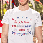 Camiseta Fogos de artifício vermelho branco e CHURRASCO 4 d<br><div class="desc">Personalize esta camiseta de CHURRASCO de 4 de julho com seu nome de família e o ano atual para celebrar o aniversário da América em estilo. Esta t-shirt contém a menção "RED,  WHITE & CHURRASCO" e é decorada com pequenas estrelas,  fogos de artifício patrióticos e uma faixa festiva.</div>