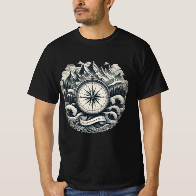 Camiseta Follow Your North Compass Adventure Graphic T-Sh (Frente)