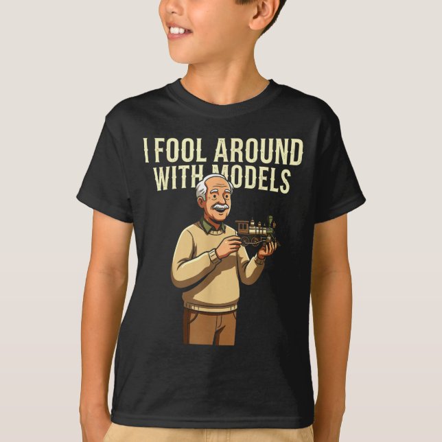Camiseta Fool Around With Models Train Hobby Funny Locomoti (Frente)