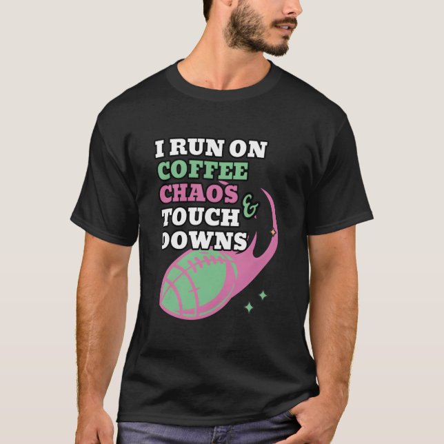 Camiseta Football Mom I Run On Coffee Chaos And Touchdowns (Frente)