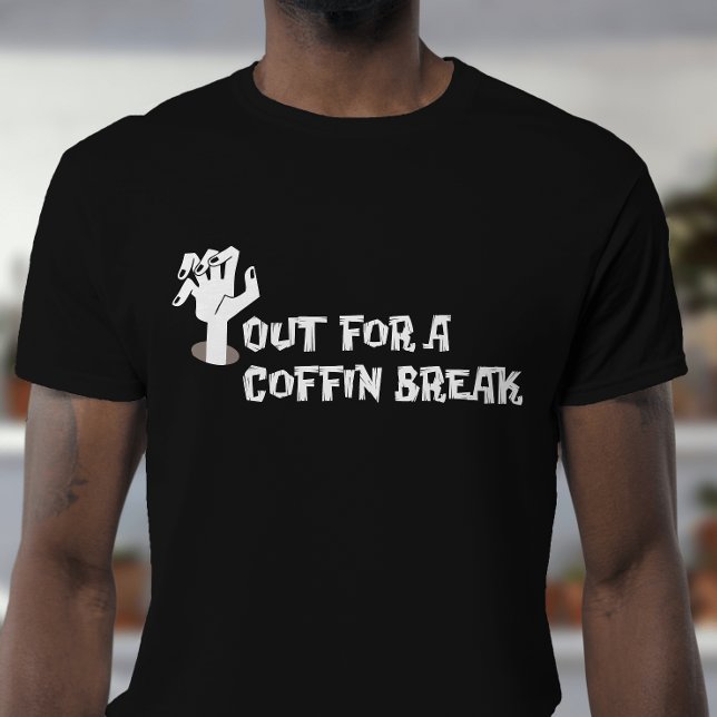 Camiseta Fora para uma diversão de Coffin Break Spooky (Undead humor done right – take a ‘coffin break’ in spooky style.)