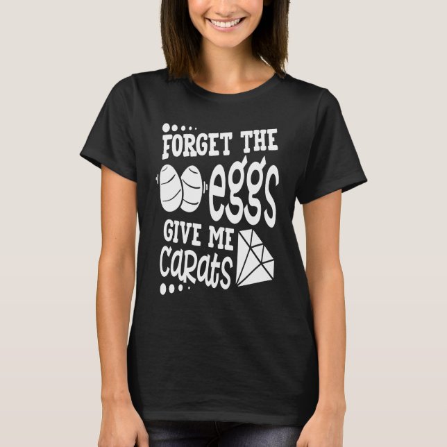 Camiseta Forget the Eggs Easter Carrot Meme  Saying (Frente)