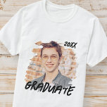 Camiseta Formando 20XX Graduação de Foto do Grunge Moderno<br><div class="desc">Esta design simples e moderna é composta por tipografia sans serif. Adicionar fotografia personalizada do formando.</div>