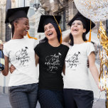 Camiseta Formando de Graduação Moderna de Parabéns de Calig<br><div class="desc">E então começa a aventura! T-shirt de celebração da graduação moderna com um elegante design de caligrafia de escrita,  um boné de formando em ascensão e a mensagem de texto personalizada dos parabéns para o nome do formando ou formando abaixo.</div>