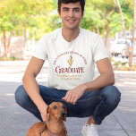 Camiseta Formando de Script da Escola Veterinária Personali<br><div class="desc">Este presente de camiseta branca de formatura veterinária maroon e ouro personalizado apresenta tipografia moderna para uma classe de formando 2024. Personalize com o seu ano de graduação sob o caducimo médico para um excelente personalizado de manutenção para um veterinário graduado.</div>
