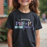 Camiseta Formando Divertido Classe Pré-K Personalizada Colo<br><div class="desc">Uma divertida t-shirt pré-k formando para celebrar o formando. O design apresenta um design colorido brilhante com o nome do formando. Design de tipografia divertida com letras coloridas do arco-íris e uma estrela. Presente perfeito para o formando pré-k. Design por Moodthology Papery</div>