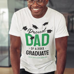 Camiseta Formando Pai Verde Negro Orgulhoso 2025<br><div class="desc">Comportando-se com orgulho do sucesso das conquistas de seus filhos! Então mostre a eles o quanto você está orgulhoso com essas t-shirts personalizadas da cerimônia de graduação, que incluem bonés em cartaz, o texto "pai orgulhoso de um formando de 2025", o nome do formando e a cor verde para representar...</div>