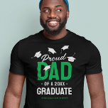 Camiseta Formando Pai Verde Negro Orgulhoso 2025<br><div class="desc">Comportando-se com orgulho do sucesso das conquistas de seus filhos! Então mostre a eles o quanto você está orgulhoso com essas t-shirts de comemoração negra com bonés de papelão em queda, o texto "pai orgulhoso de um formando de 2025", o nome do formando e a cor verde para representar suas...</div>