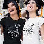 Camiseta Formando Personalizado de Caligrafia de Script de<br><div class="desc">E então começa a aventura! T-shirt de celebração da graduação moderna com um elegante design de caligrafia de escrita,  um boné de formando em ascensão e a mensagem de texto personalizada dos parabéns para o nome do formando ou formando abaixo.</div>