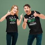 Camiseta Formando Preto Verde Orgulhoso Pai 2025<br><div class="desc">Comportando-se com orgulho do sucesso das conquistas de seus filhos! Então mostre a eles o quão orgulhoso você está com essas t-shirts de comemoração negra com bonés em cartaz, o texto "parente orgulhoso de um formando de 2025", o nome do formando e a cor verde para representar suas cores escolares...</div>