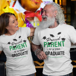 Camiseta Formando Preto Verde Orgulhoso Pai 2025<br><div class="desc">Comportando-se com orgulho do sucesso das conquistas de seus filhos! Então mostre a eles o quanto você está orgulhoso com essas t-shirts personalizadas da cerimônia de graduação, que incluem bonés em cartaz, o texto "parente orgulhoso de um formando de 2025", o nome do formando e a cor verde para representar...</div>