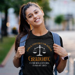 Camiseta Formatação na Faculdade de Direito Laranja Negro M<br><div class="desc">Esta camiseta feminina da faculdade de direito negro personalizada apresenta tipografia laranja para uma classe de formando de 2024. Personalize com seu ano de graduação,  sob a escala de justiça,  um excelente de advogado comemorativo personalizado para sua faculdade ou universidade.</div>