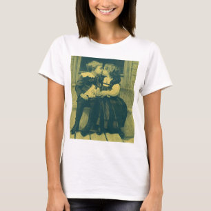 Camiseta Foto Antiga de Amor e Romance, Crianças se Beijand