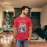 Camiseta Foto da família bausolar vermelha de Natal<br><div class="desc">Camisa vermelha. Personalize e adicione sua própria foto de família. Uma árvore de Natal bauble como quadro.</div>