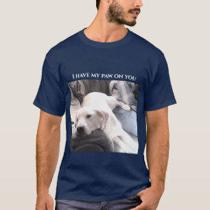 Camiseta Foto de Cachorro Branco Bonito com Pata Traseira e