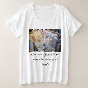 Camiseta Foto de dois gatinhos fofos na frente, coração e p