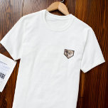 Camiseta Foto de Pet de Crachá Personalizado de Grunge Simp<br><div class="desc">Este design simples e clássico é composto por tipografia serif e adiciona uma foto personalizada.</div>
