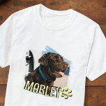 Camiseta Foto de Pet Personalizada Simples, Reproduzida em<br><div class="desc">Este design simples e clássico é composto por tipografia serif e adiciona uma foto personalizada do seu animal de estimação.</div>