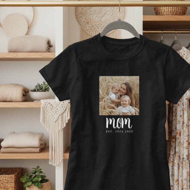 Camiseta Foto de Script Estabelecida pela Mãe (minimal black and white mom established custom tshirt with photo and space for more than one child)