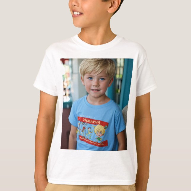 Camiseta foto de um menino de 6 anos, loiro, pirralho, obce (Frente)