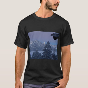 Camiseta foto do ajuste da lua atrás das montanhas
