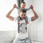 Camiseta Foto do efeito escovado do pai<br><div class="desc">Apresentando o Pai Foto-Shirt com efeito escovado - sua maneira única de comemorar memórias especiais com familiares e amigos. Essa camiseta única, impressa por personalização é a ferramenta de poder para criar uma impressão duradoura. A Pai Foto com Efeito Bruto, T-Shirt, define o bar para a combinação perfeita de conforto...</div>