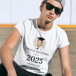 Camiseta Foto do Texto Negrito Irmão Orgulhoso do Formando<br><div class="desc">Foto de Texto Negrito Irmão Orgulhoso do Formando 2023. Especialmente para o irmão do novo formando. A foto do seu irmão está dentro de uma forma circular, e o ano grande e ousado, com o nome do formando. Personalize facilmente o texto conforme necessário e substitua a foto por sua própria...</div>