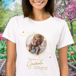 Camiseta Foto Dourada do Chic do Formando Personalizado de<br><div class="desc">Parabéns na formatura do seu filho! Como mãe orgulhosa, você merece mostrar seu amor e apoio com uma camiseta personalizada. Este elegante design moderno chic apresenta uma imagem de estrelas douradas mostrando sua foto favorita do seu formando. Quer seja do segundo grau, da faculdade ou da universidade, esta camisa é...</div>