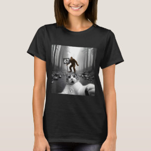 Camiseta Foto Engraçada de Gato com Bigfoot 67 Meme Me