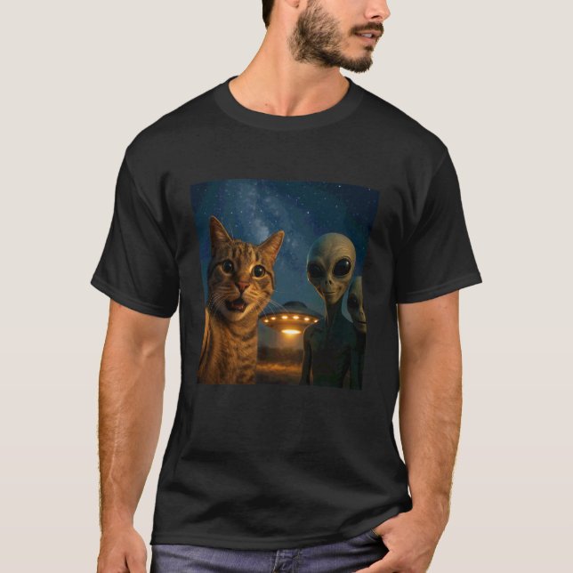 Camiseta Foto Engraçada de Gato com Meme de Alien OVNI (Frente)