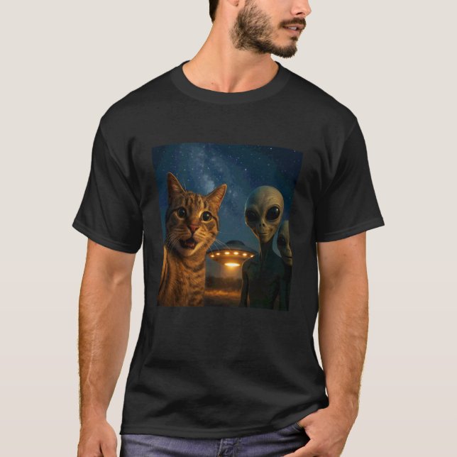 Camiseta Foto Engraçada de Gato com Meme de Alien OVNI (Frente)