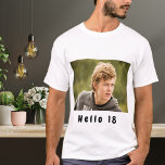 Camiseta Foto personalizada de 18 anos saudação 18 caras ra<br><div class="desc">Modelo para sua foto. Texto preto: Olá 18! Uma camisa para uma 18ª festa de aniversário.</div>