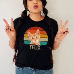 Camiseta Foto Personalizada De Pet De Retro Personalizado D<br><div class="desc">Mostre o seu amor pelo companheiro felino com a Camisa Tripla de Foto Personalizada do Gato de Vintagem Personalizada do Retro Pet Photo! Esta na moda apresenta um design de pôr do sol, estilo retrô único, personalizado com a foto e o nome do seu gato para criar um eterno e...</div>