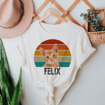 Camiseta Foto Personalizada De Pet Do Cão De Vintagem Perso<br><div class="desc">Celebre seu amigo felino em estilo com a Camisa Tripla de Foto com Foto Foto Pet Personalizada de Gato de Vintagem Personalizada! Esta camisa de um tipo apresenta um belo retrorreflector como pano de fundo do pôr do sol, perfeitamente emparelhado com uma foto personalizada do seu querido gato. Quer você...</div>