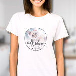 Camiseta Foto Pet da Melhor Cat Mãe<br><div class="desc">A Melhor Gato Personalizada Mãe De Alguma Vez. Celebrar o vínculo especial entre uma mãe de gato e seu amado gatinho com esta camisa "Melhor Gato Mãe de Sempre", perfeita para qualquer amante de gato. Apresentando uma tipografia moderna e ousada sobre um fundo branco suave, esta camisa combina estilo com...</div>