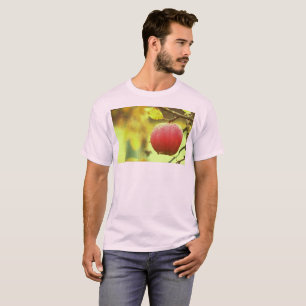 Camiseta Foto "Red Apple on Tree". Compre agora