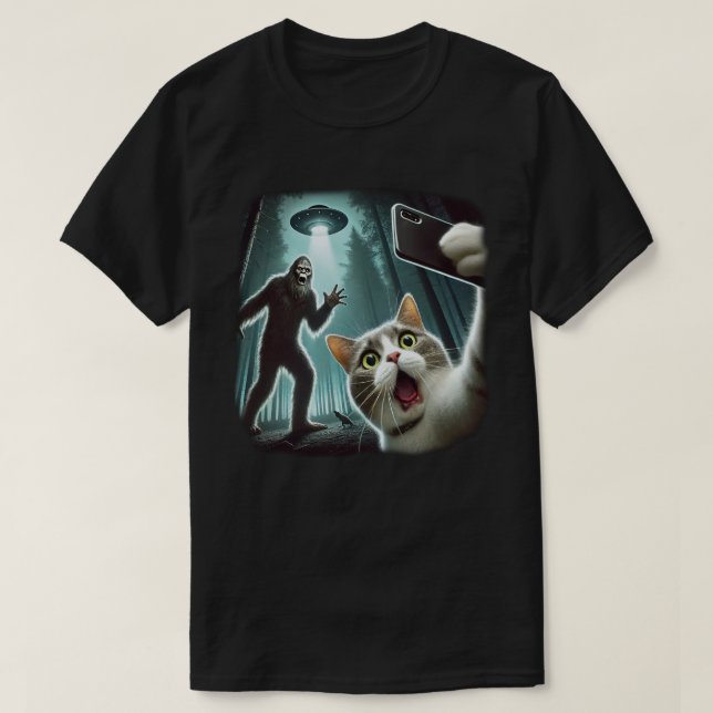Camiseta Fotobombs Gato Selfie com OVNI na Floresta (Frente do Design)
