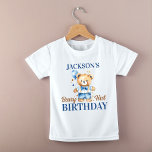 Camiseta Fotografias de aniversário de Beary First boys imp<br><div class="desc">Beary first boys Tableware festa de aniversário t-shirt personalizada de aniversário,  um ursinho de pelúcia,  de cor aquosa,  vestido em calça e uma gravata arco com uma camiseta de proteção para fotos de um balão azul</div>